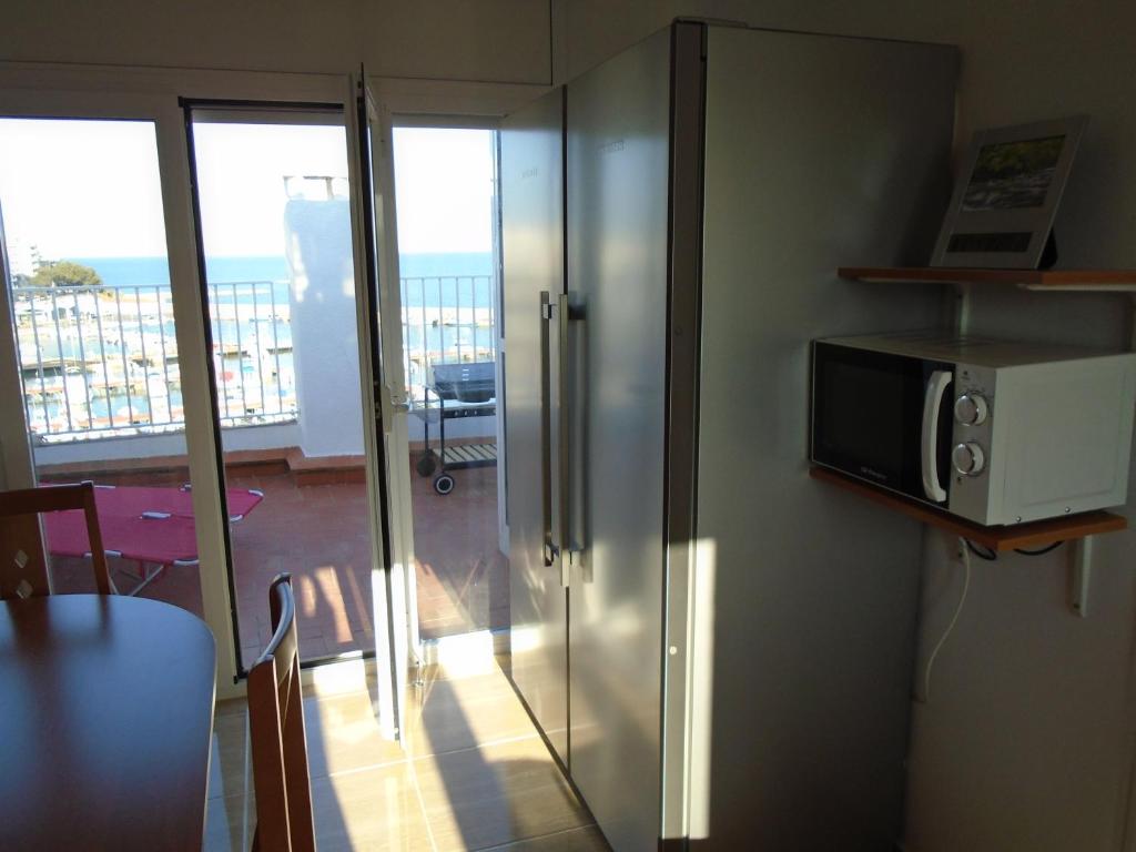 ランポーヤにあるEl Mirador del Portのスライド式ガラスドア(電子レンジ付)が備わる客室です。