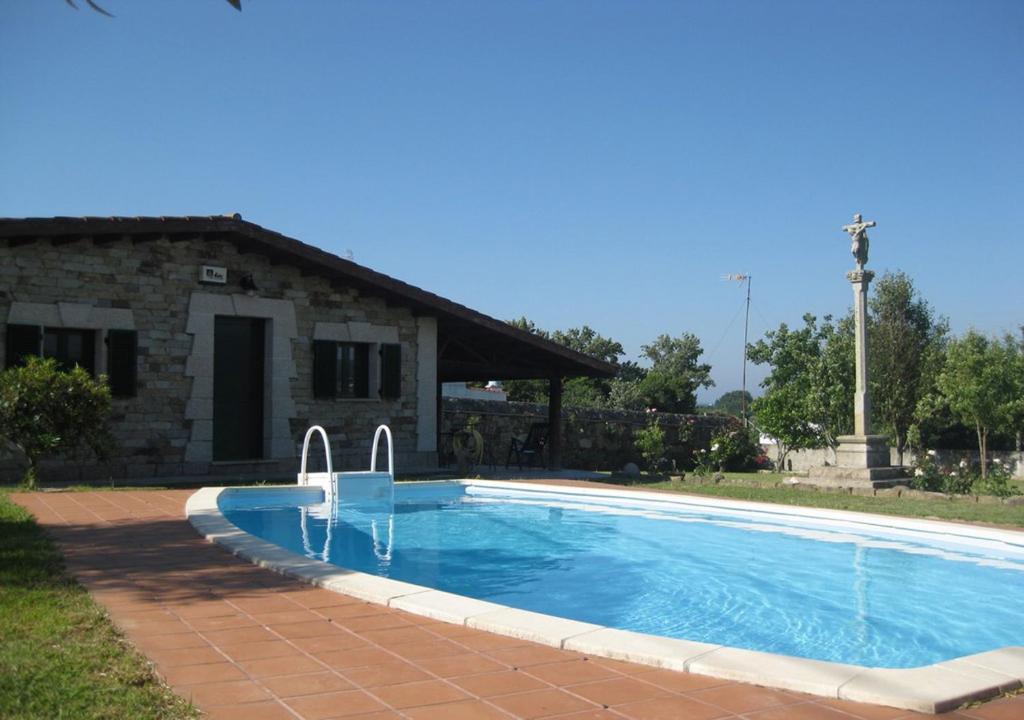 een zwembad voor een huis bij Casa Rústica Piscina, Apartadiño in Pobra do Caramiñal