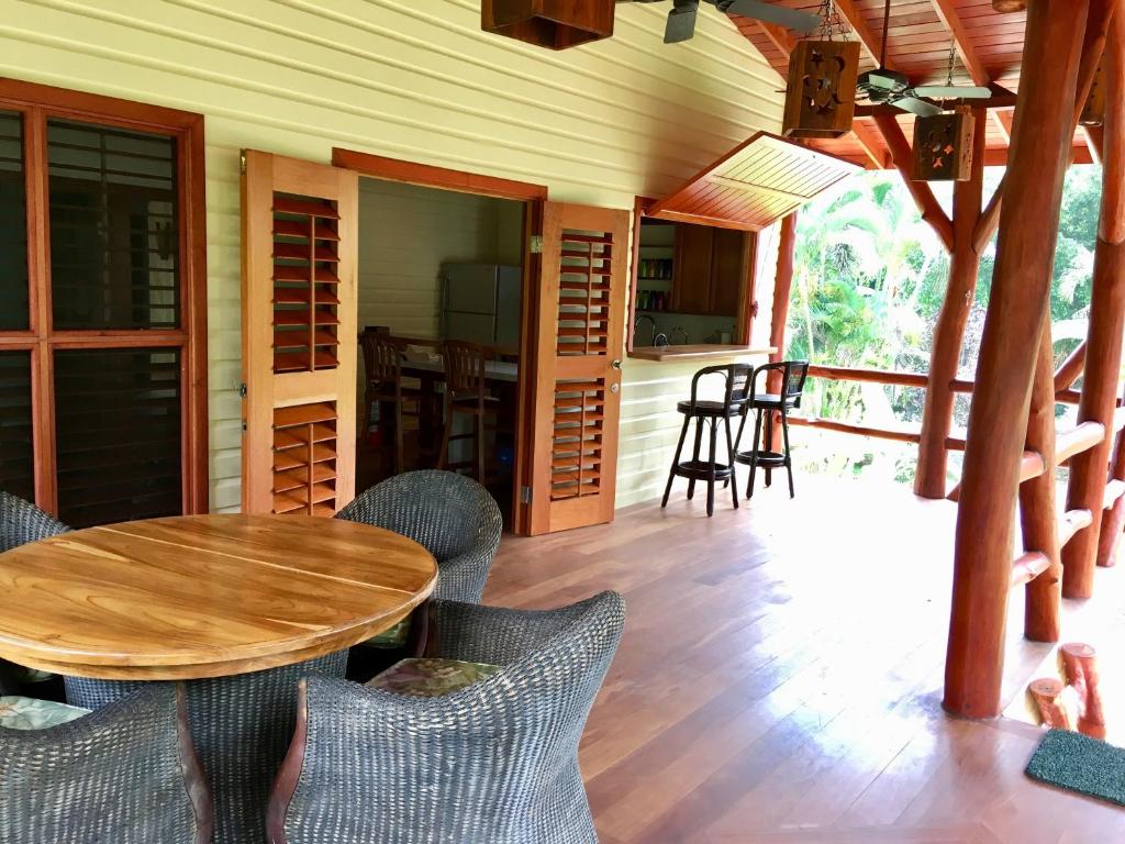Galeri foto Bluff Beach Retreat di Bocas Town