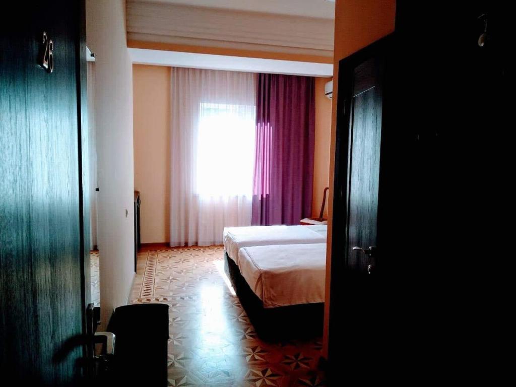 Postel nebo postele na pokoji v ubytování Riverside Hotel