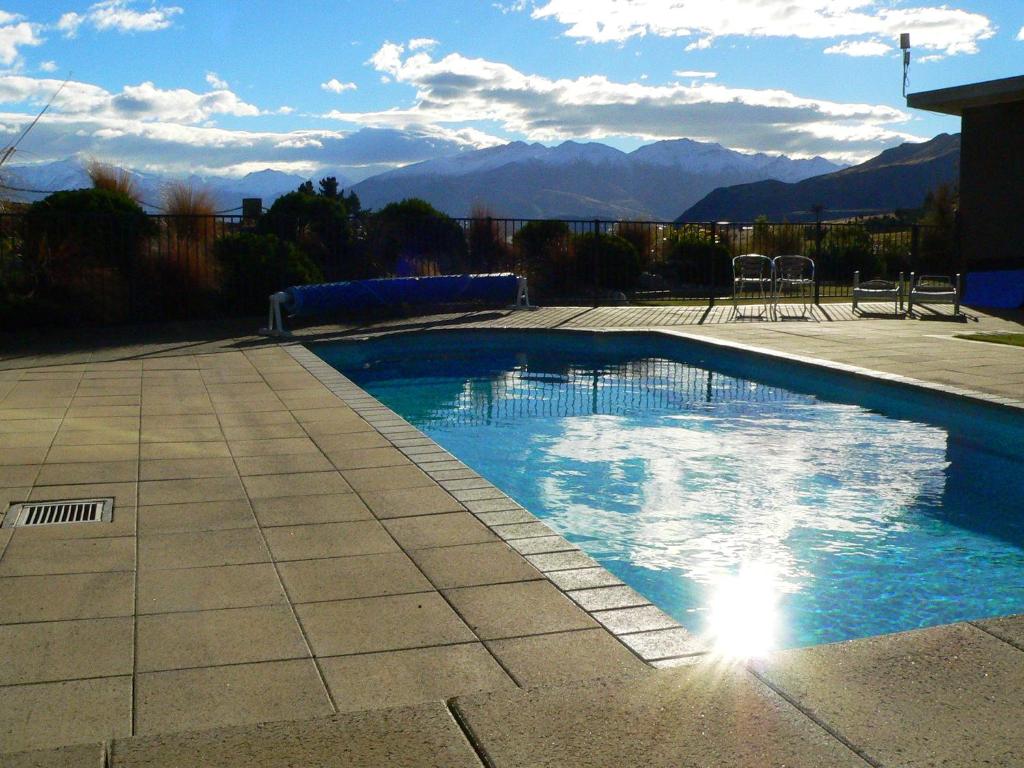Bazén v ubytování Alpine Resort Wanaka THC Hotels and Resorts nebo v jeho okolí