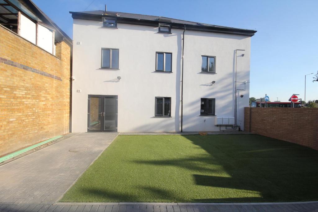 Holden Court Apartments Apt 4 in West Drayton