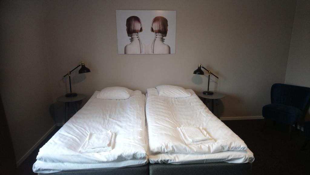 Postel nebo postele na pokoji v ubytování BriQ Hotell