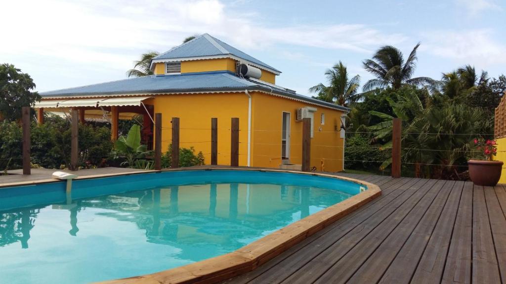 Piscina a Éden Évasion o a prop