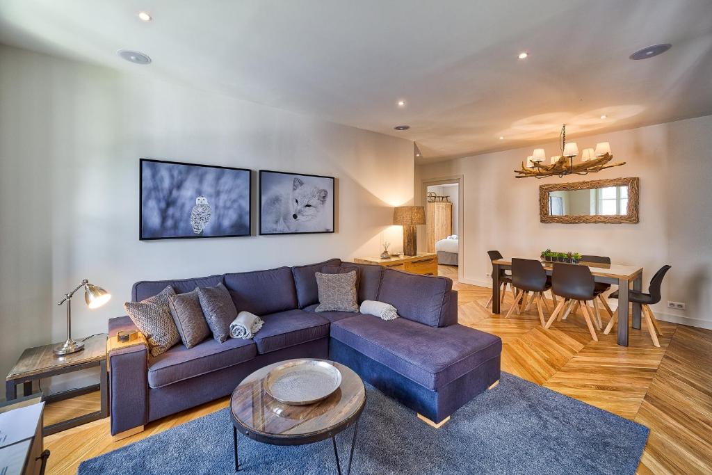 sala de estar con sofá y mesa en Marie Paradis Apartment, en Chamonix-Mont-Blanc