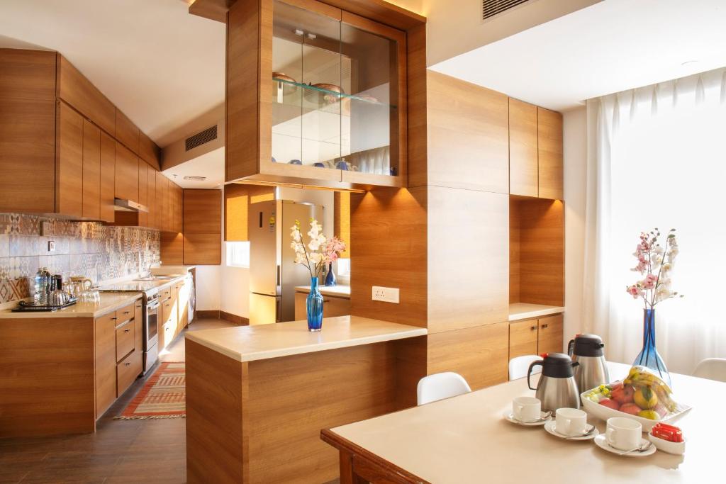 Kuchyň nebo kuchyňský kout v ubytování Hotel Ambassador by ACE Hotels