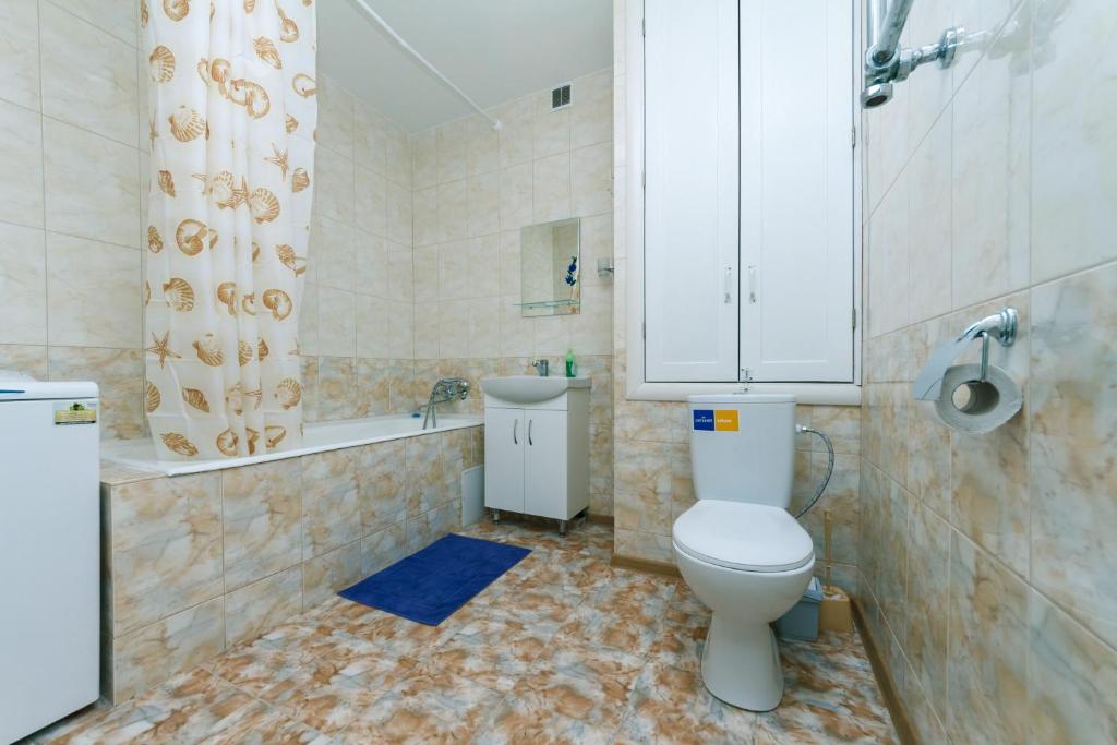 キーウにあるAparts Lesi Ukrainki 24のバスルーム(トイレ、洗面台、シャワー付)