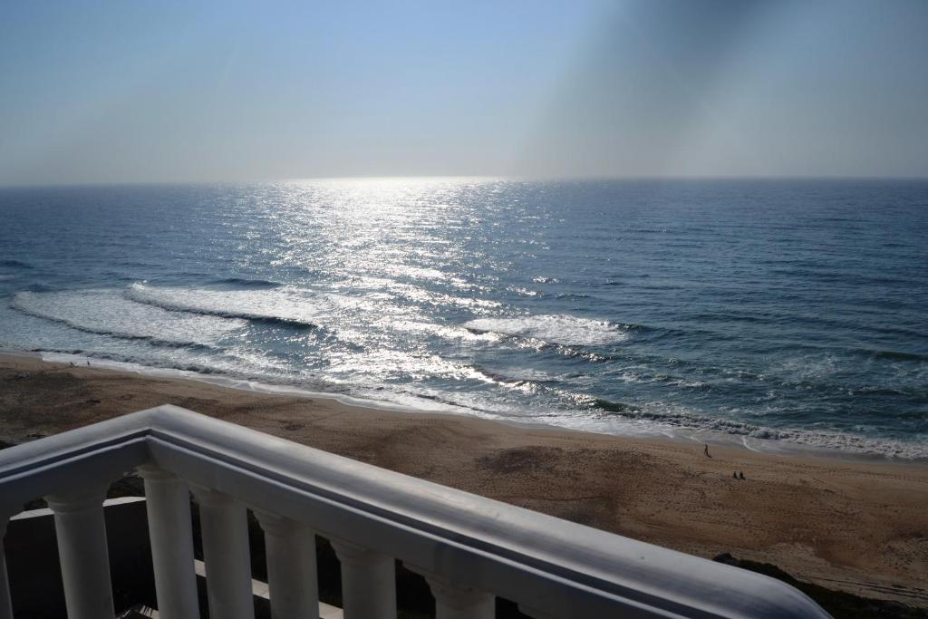 a view of the ocean from a balcony at Albergaria Pedra D'Ouro in São Pedro de Moel