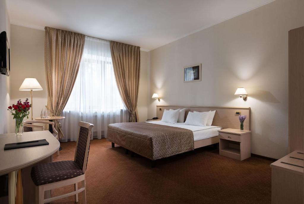 Postel nebo postele na pokoji v ubytování ONOVO Dendra Hotel
