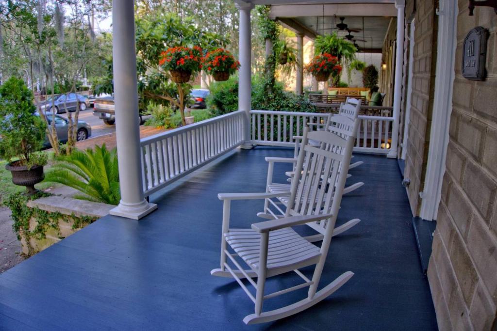 due sedie a dondolo sedute sul portico di una casa di Downtown Savannah Oasis a Savannah