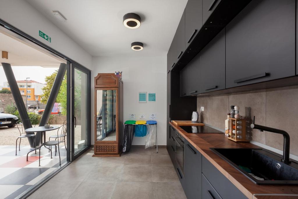 Kuchyň nebo kuchyňský kout v ubytování SUBTUB Hostel Makarska