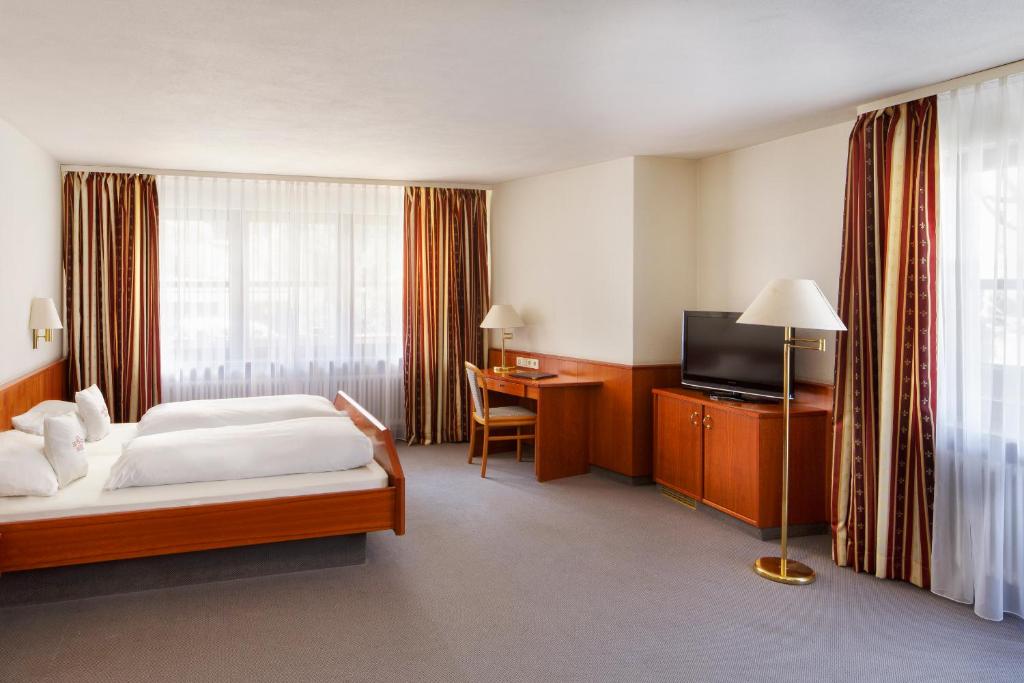 Postel nebo postele na pokoji v ubytování Hotel Schwärs Löwen Freiburg