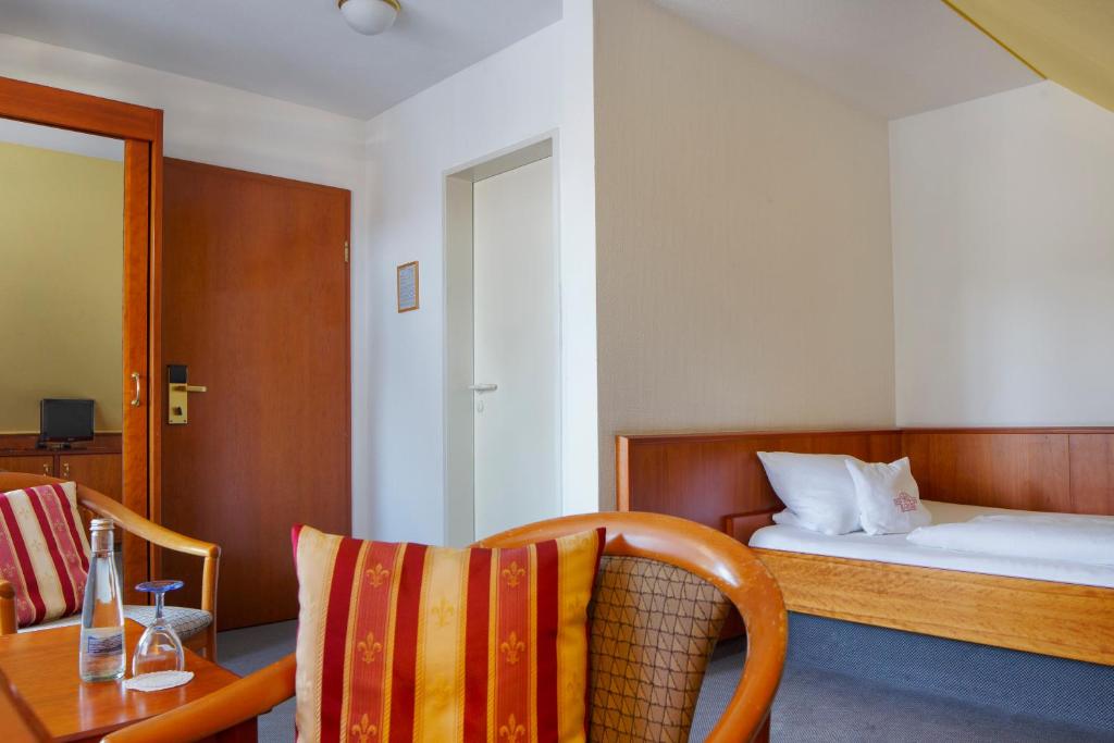 Postel nebo postele na pokoji v ubytování Hotel Schwärs Löwen Freiburg