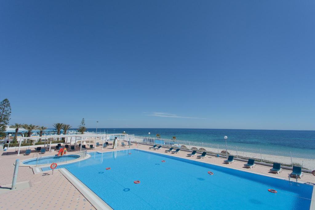 una grande piscina accanto alla spiaggia di El Mouradi Club Selima a Port El Kantaoui