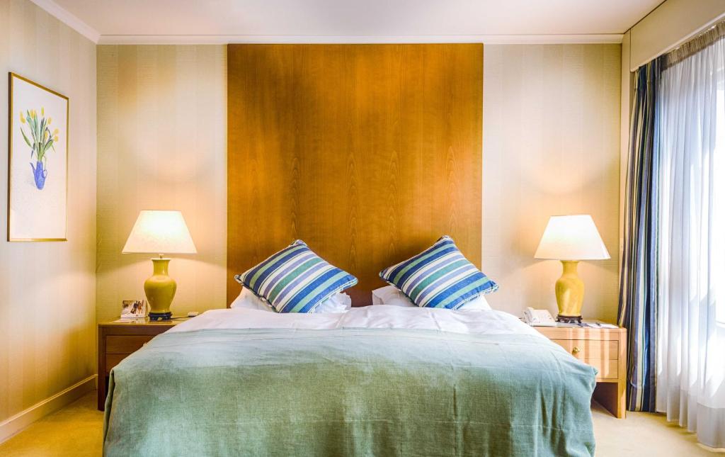 Postel nebo postele na pokoji v ubytování Royal Plaza Montreux
