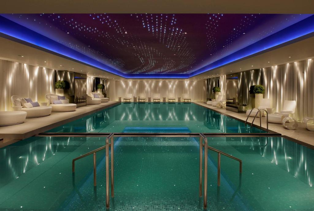 Piscina de la sau aproape de The Mira Hong Kong