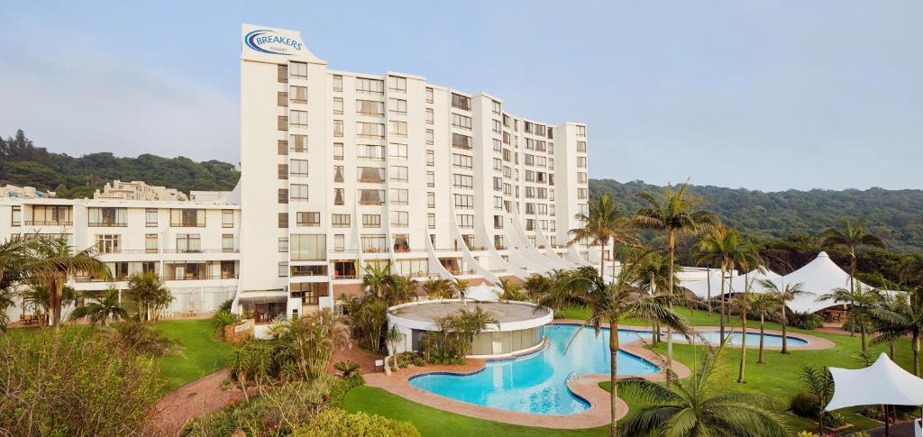 um hotel com um grande edifício e uma piscina em First Group Breakers Resort - Official em Durban