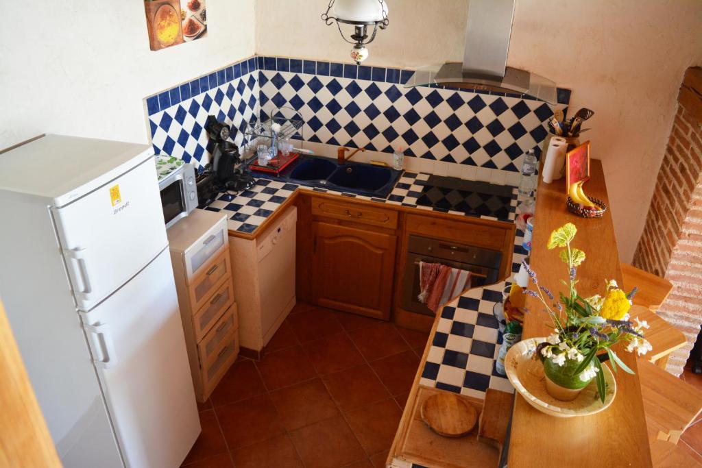 Una cocina o zona de cocina en G&icirc;te Bois et Senteurs