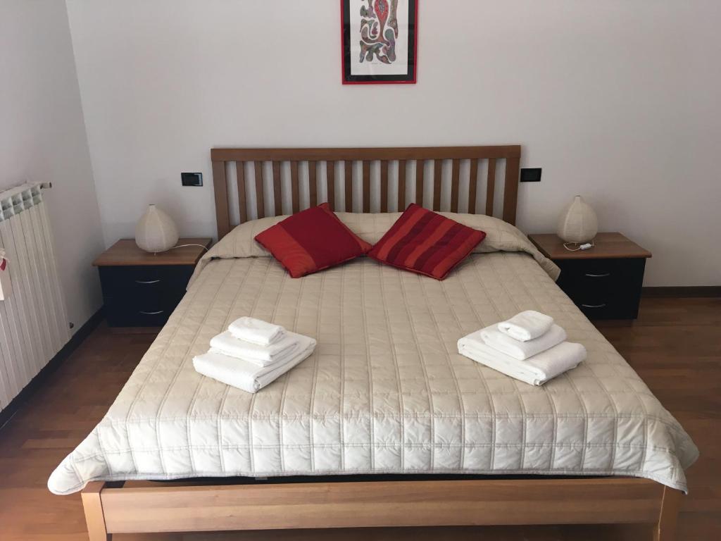 Een bed of bedden in een kamer bij Perfetto per visitare Lucca