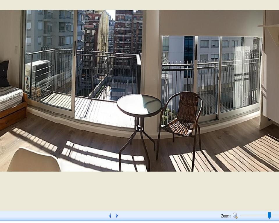 Habitación con balcón con mesa y sillas. en Alquiler zona Belgrano Hospital Fleni y cancha de River en Buenos Aires