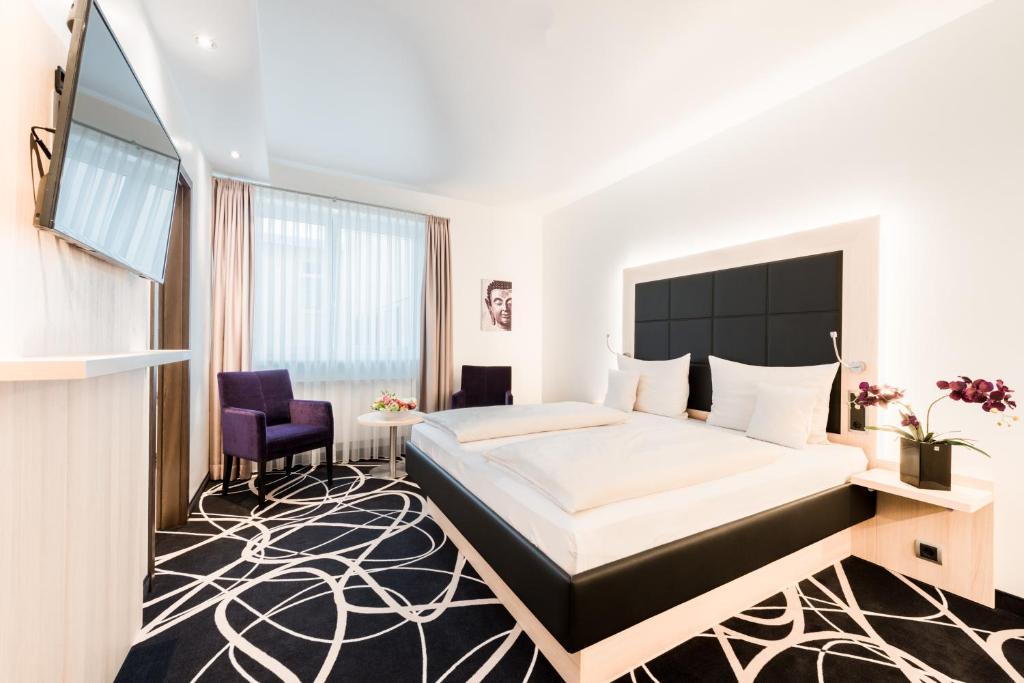Ein Bett oder Betten in einem Zimmer der Unterkunft Sieben Welten Hotel & Spa Resort