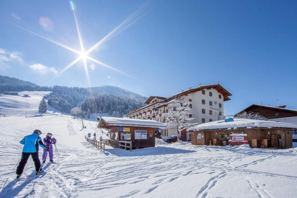 - un groupe de personnes à skis dans la neige d'un lodge de ski dans l'établissement Landhotel Tirolerhof - Mai bis Mitte Juni kein Saunabetrieb, à Oberau