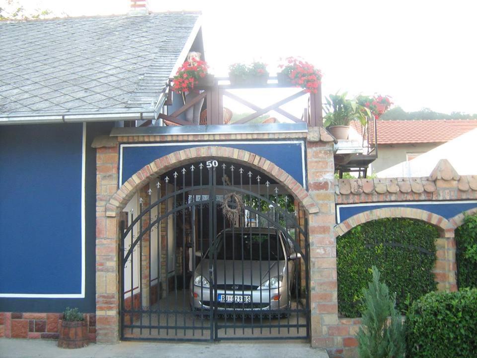 Ein Tor zu einem Haus mit einem Auto. in der Unterkunft Apartman Vrdničak in Vrdnik