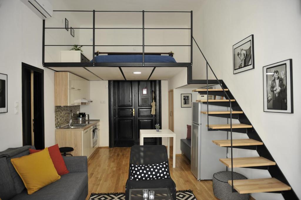 uma sala de estar com uma escada num loft em Apartment Rudy em Zagreb