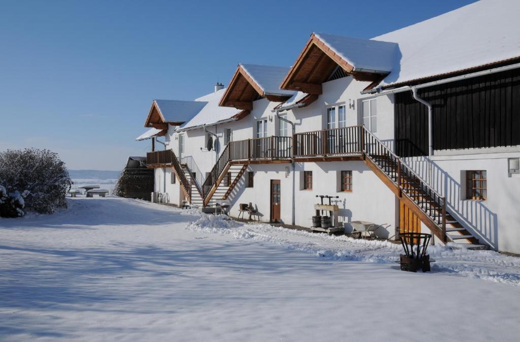 ein Gebäude mit Schnee auf dem Boden davor in der Unterkunft Geinberg Suites & Via Nova Lodges in Polling im Innkreis