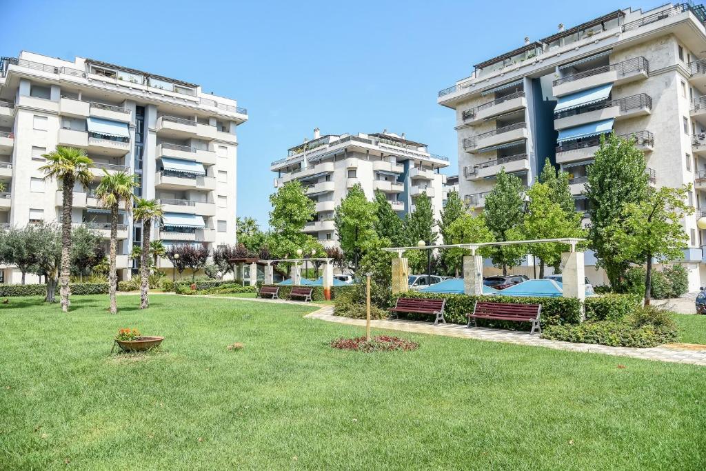 un parco di fronte a due edifici alti di Attic Aries a Montesilvano