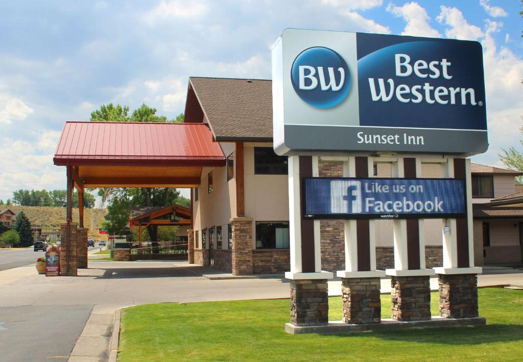 a best western sign in front of a building at Best Western Sunset Inn in Cody