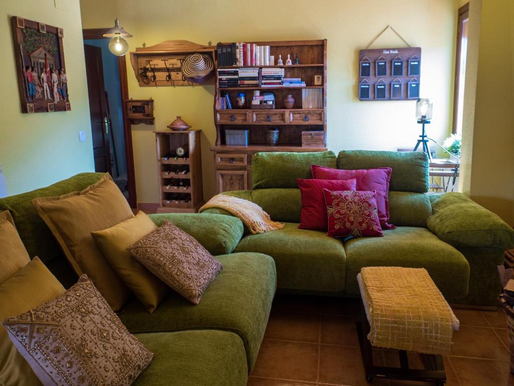 エスカライにあるApartamento Exterior En Ezcarayのリビングルーム(緑のソファ、カラフルな枕付)