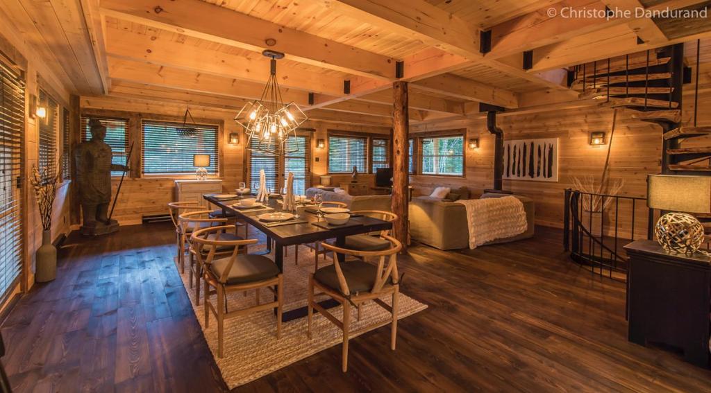 Posezení v ubytování Chalet TAO par Les Chalets Spa Canada