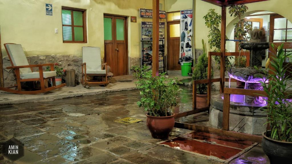 Un patio o zona al aire libre en OkiDoki Cusco Hostal