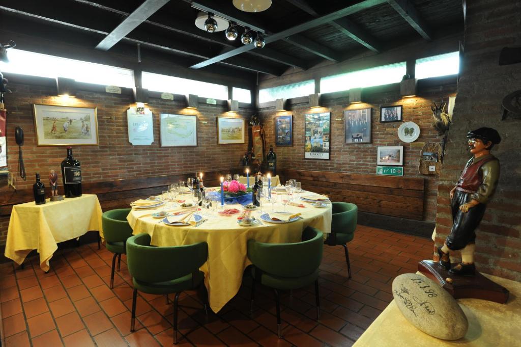 Un restaurante o sitio para comer en Colorado Hotel