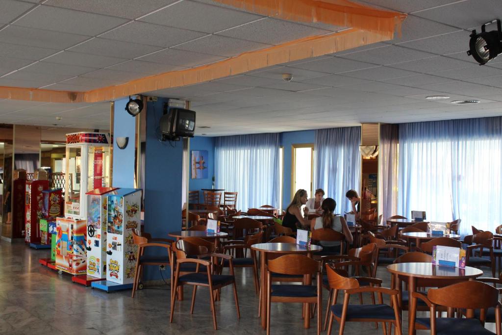 Reštaurácia alebo iné gastronomické zariadenie v ubytovaní Hotel Esplendid
