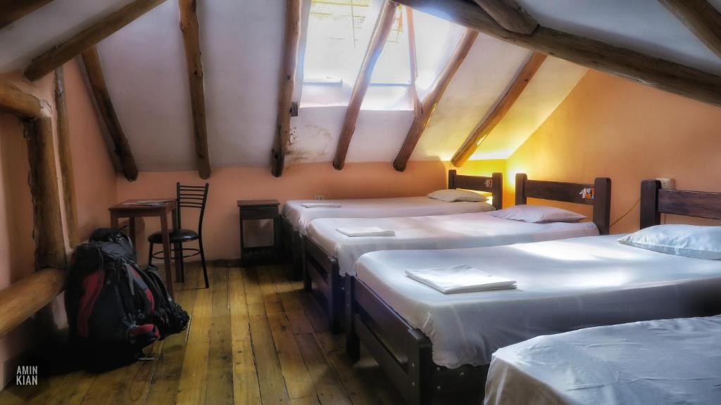Una cama o camas en una habitación de OkiDoki Cusco Hostal