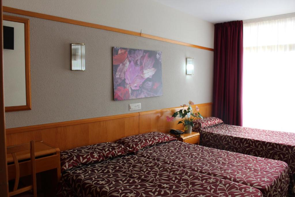 Posteľ alebo postele v izbe v ubytovaní Hotel Esplendid