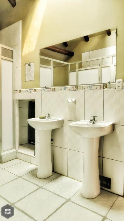 Un baño de OkiDoki Cusco Hostal