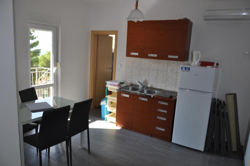 Kuchyňa alebo kuchynka v ubytovaní Batinic Apartmani