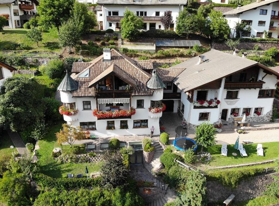 una vista aerea di una grande casa bianca di Apartment Manuel a Ortisei