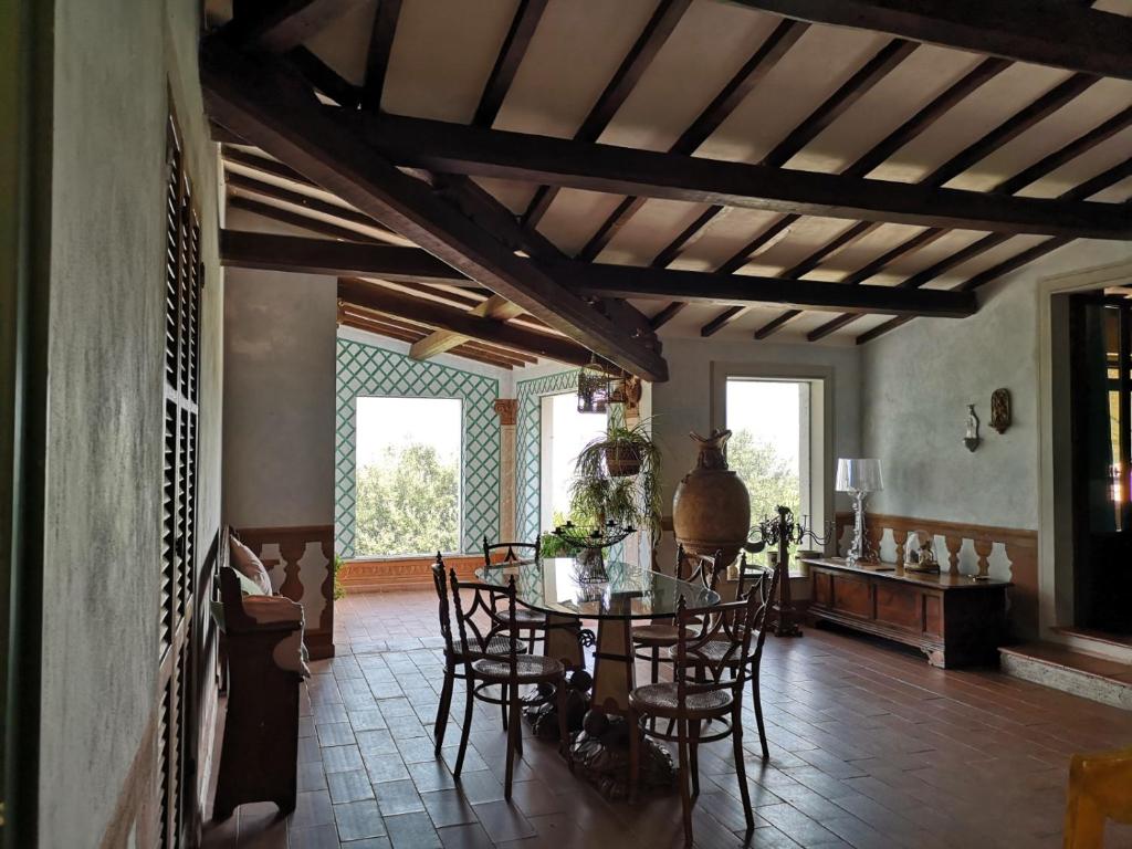 a dining room with a table and chairs at Casa Arezzola in Spoleto