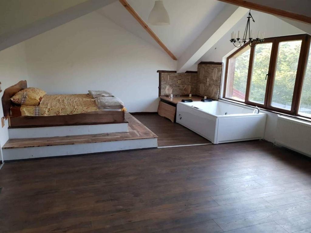 Duży pokój z łóżkiem i umywalką w obiekcie Villa Lake Palace w mieście Berowo