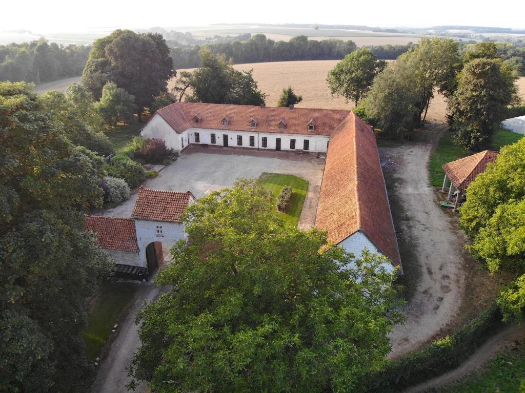 una vista aérea de una casa con un gran patio en La Ferme du Bois Quesnoy, en Saint-Pol-sur-Ternoise