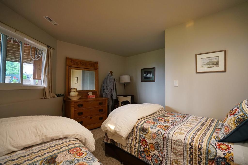 Un pat sau paturi într-o cameră la Deer Ridge B&B