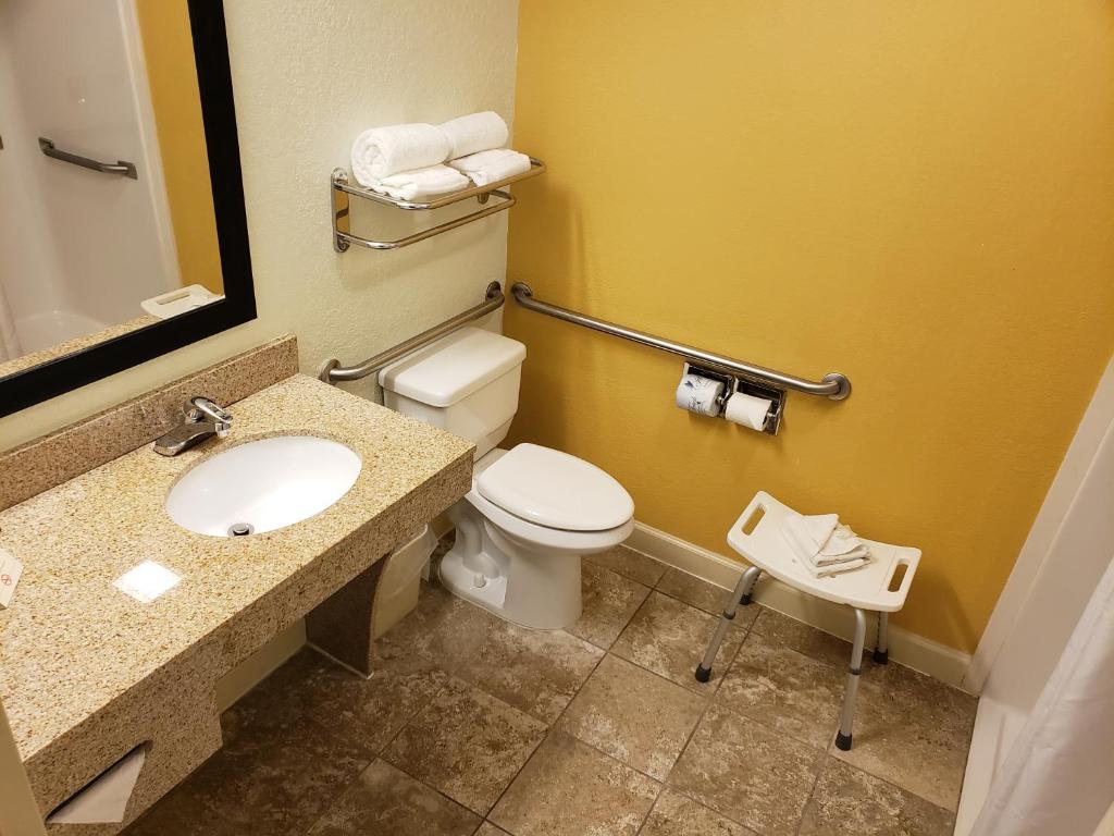 Quality Inn & Suites Near the Theme Parks - Reine Room - Accès Aux Personnes Handicapées