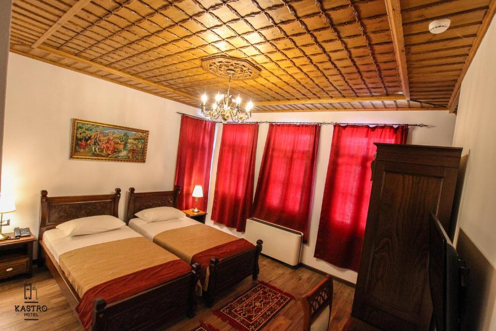 Una cama o camas en una habitación de Hotel Kastro