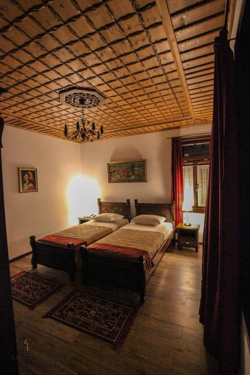 Una cama o camas en una habitación de Hotel Kastro