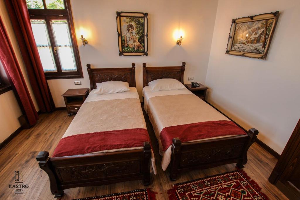 Una cama o camas en una habitación de Hotel Kastro