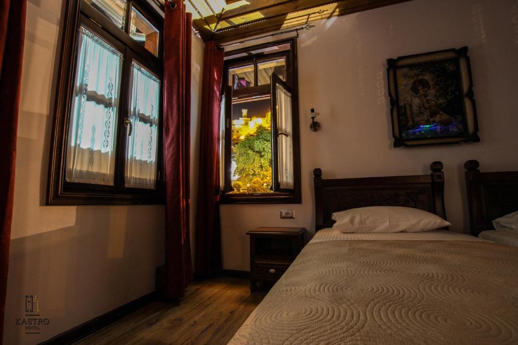 Una cama o camas en una habitación de Hotel Kastro